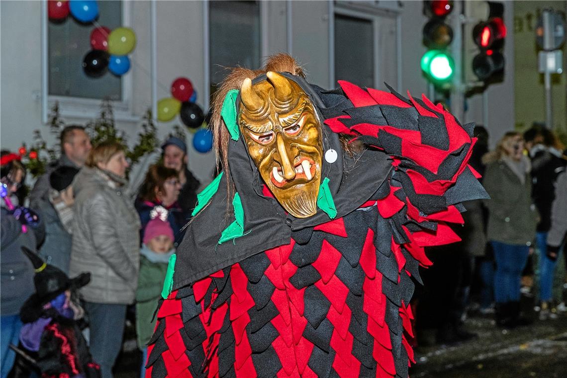 Närrische Tage im Raum Backnang nach langer Durststrecke In den närrischen Hochburgen im Raum Backnang laufen die Vorbereitungen auf unbeschwertes Fasnetstreiben. Auftakt der größeren Veranstaltungen ist der zweite Nachtumzug am Samstag in Auenwald. Premiere war 2020, wenig später kam der Lockdown. Foto: Jörg Fiedler