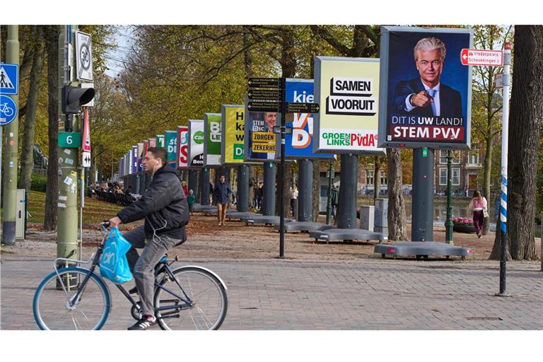 Der erste Verlierer wird Premierminister In den Niederlanden stehen 27 Parteien zur Wahl. Umfragen sehen den Rechtspopulisten Geert Wilders in der Wählergunst vorne.