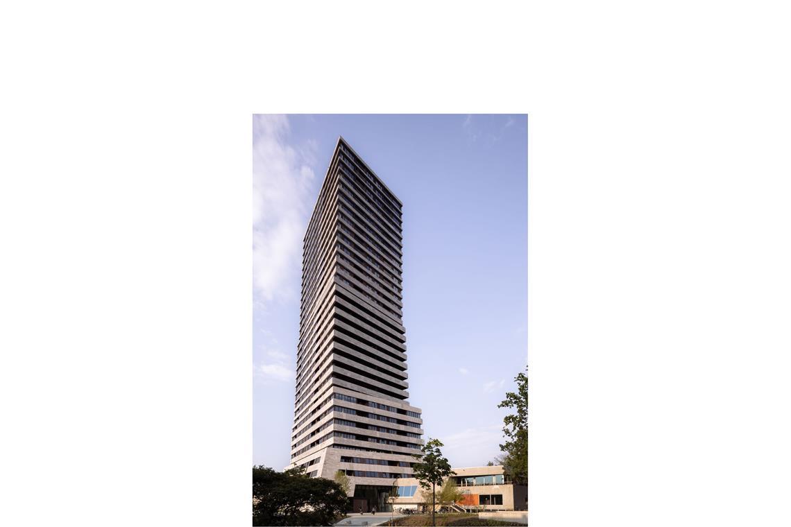Das beste Hochhaus der Welt In den Niederlanden steht auch dieser Finalist, ein Um- und Neubauprojekt. Das ehemalige Studierendenwerk der Technischen Universität Eindhoven wurde 1969 nach den Plänen von Huig Maaskant, einem der bekanntesten niederländischen Architekten des 20. Jahrhunderts, im Stil des Brutalismus erbaut und wurde bald „De Bunker“ genannt.