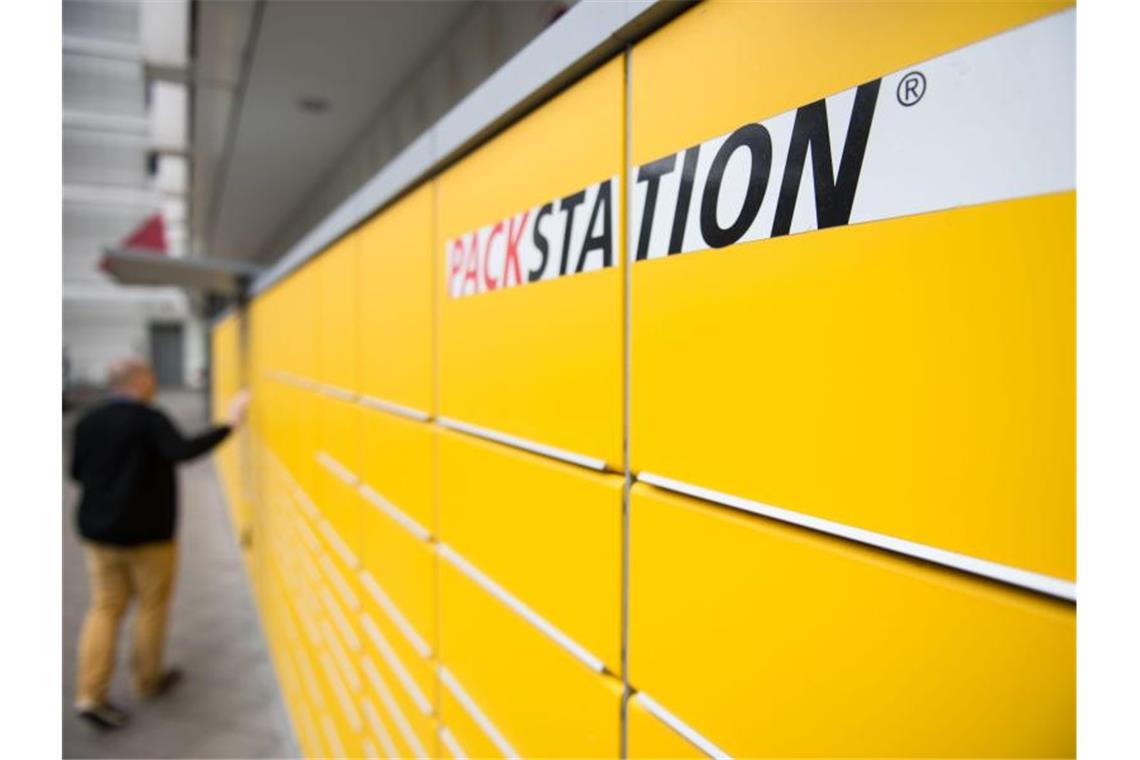 Tausende neue Packstationen: DHL hängt die Konkurrenz ab In den Packstationen landen ausschließlich Pakete, die DHL transportiert hat - Sendungen anderer Dienstleister sind außen vor. Foto: Lino Mirgeler/dpa