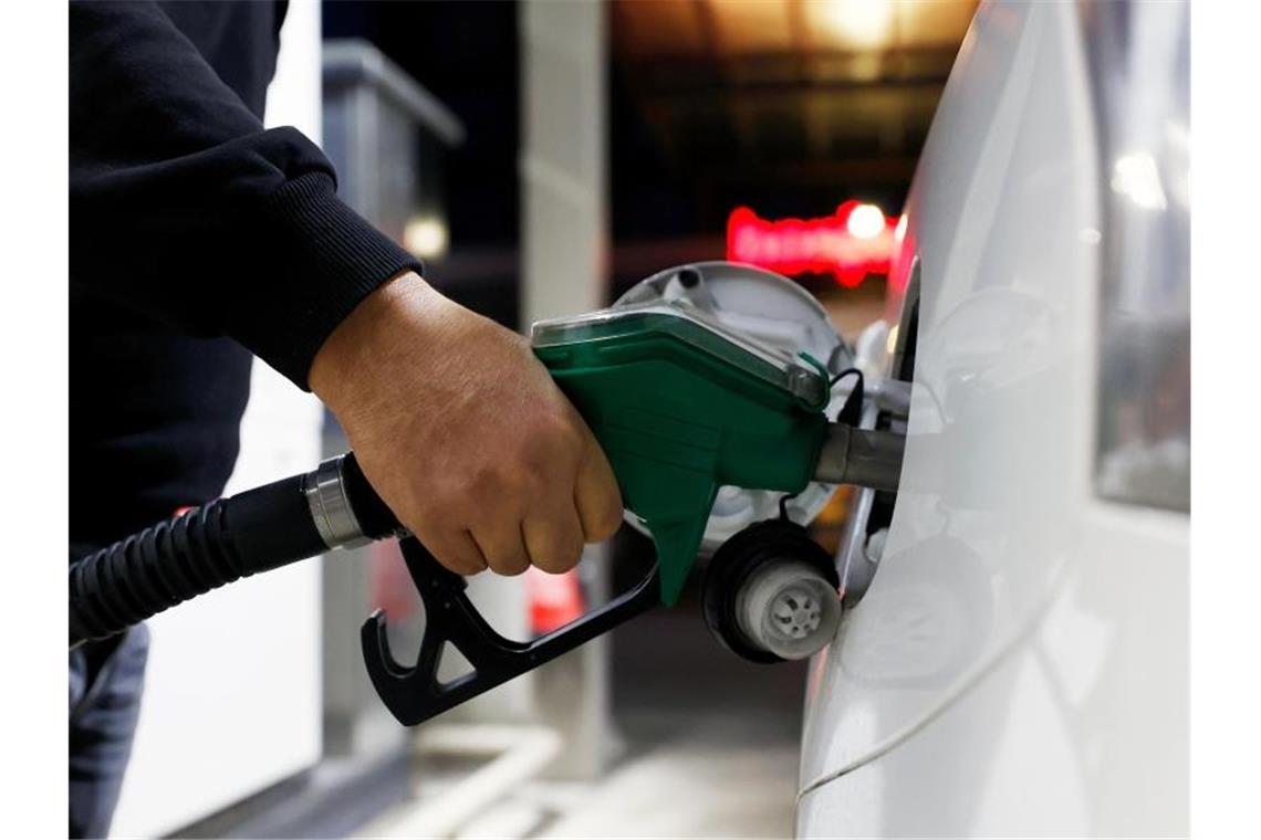 Spritpreise geben deutlich nach „In den Preisen an der Tankstelle ist derzeit noch viel Luft nach unten.“. Foto: Carsten Koall/dpa