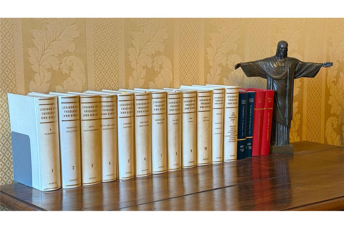 Papst kehrt in Sommerresidenz Castel Gandolfo zurück In den Privatgemächern steht noch das Theologische Lexikon von Papst Benedikt XVI.