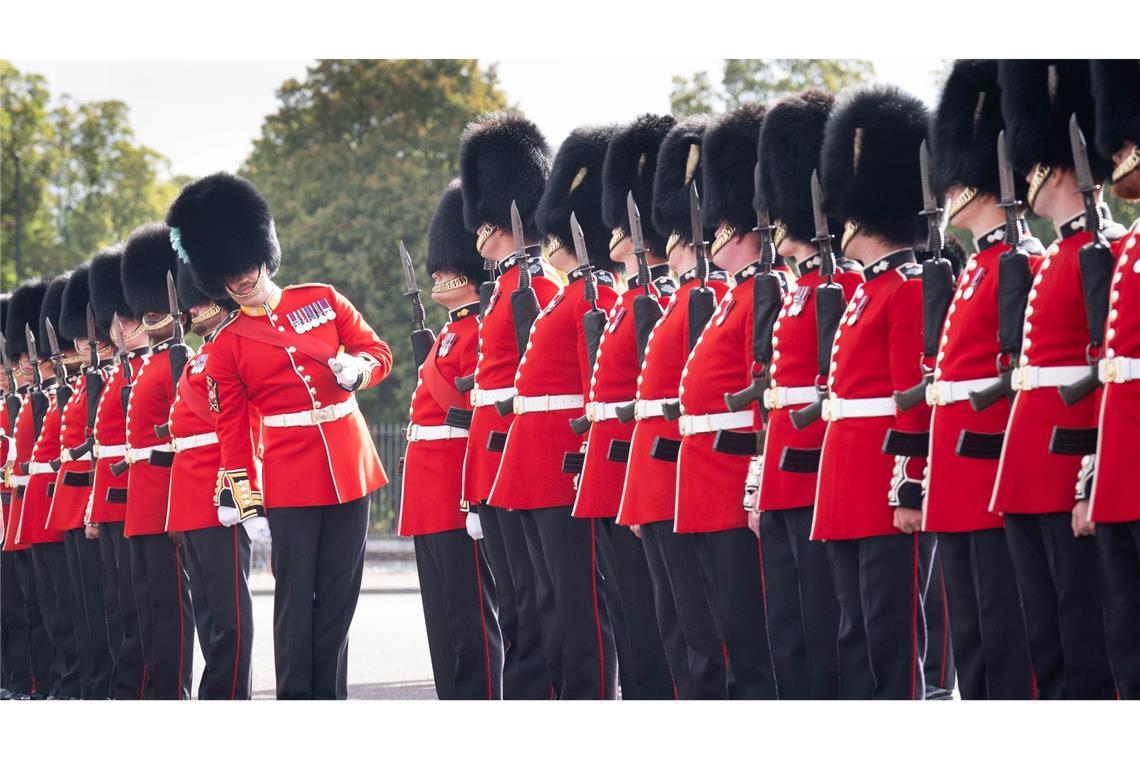 In den Royal Artillery Barracks im südostlondoner Stadtteil Woolwich treffen Vorbereitungen statt: Mitglieder der Grenadiergarde bereiten sich auf die Ankunft der Verteidigungsminister der E5-Gruppe (Frankreich, Deutschland, Italien, Polen und das Vereinigte Königreich) vor.
