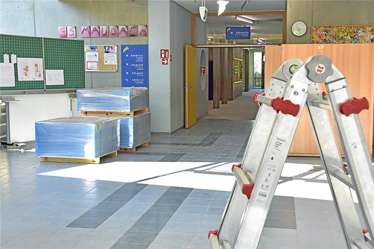In den Sommerferien wird die Grundschule in Maubach renoviert und ein neuer Boden wird verlegt. Auch sollen Sonnensegel den Eingangsbereich besser schützen. Foto: Tobias Sellmaier