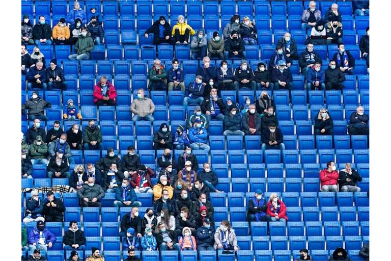 In den Stadien wird es vorerst wieder deutlich leerer: Höchstens 15.000 Zuschauer in den Arenen zugelassen. Foto: Uwe Anspach/dpa