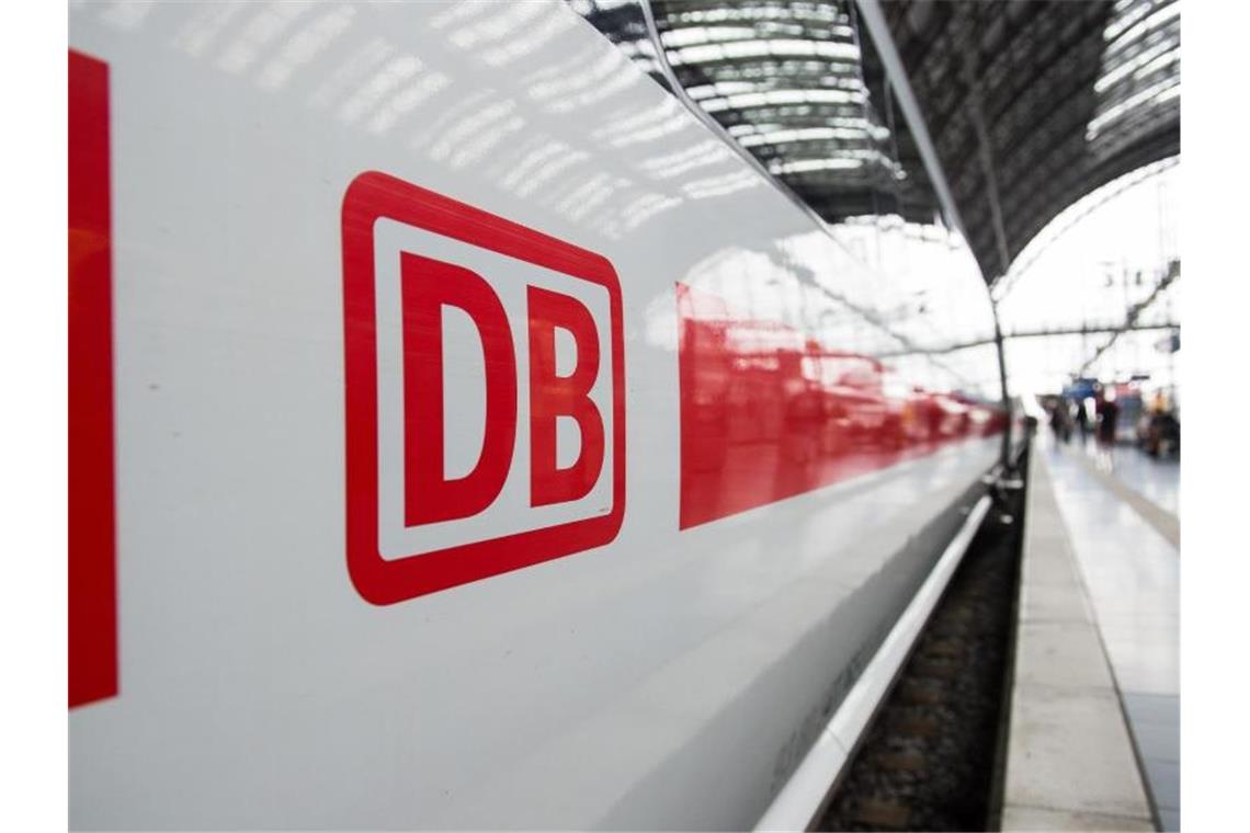 In den Tarifkonflikt zwischen der Deutschen Bahn und der Gewerkschaft EVG kommt Bewegung. Foto: Silas Stein/dpa