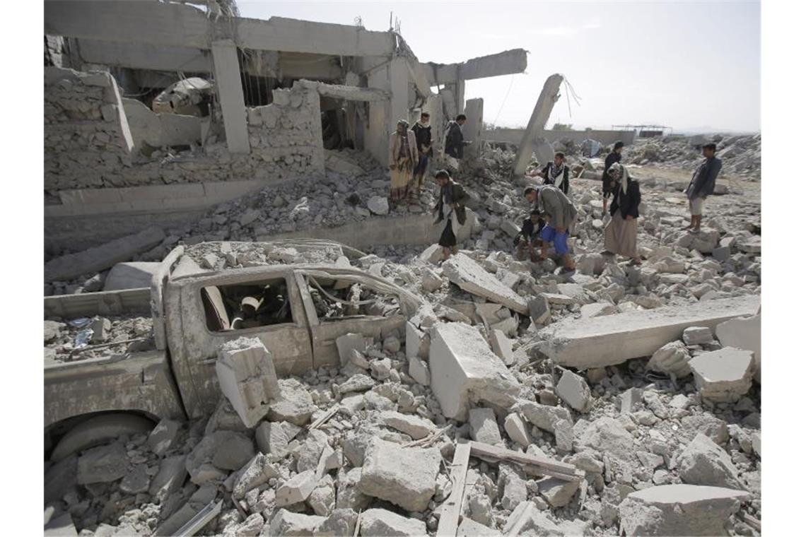 In den Trümmern eines Gefangenenlagers wird nach verschütteten Leichen gesucht. Nach Angaben der Huthi-Rebellen wurden bei einem Luftangriff im Jemen mindestens 130 Menschen getötet. Foto: Hani Mohammed/AP