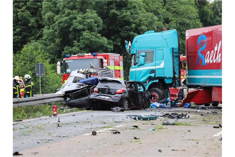 In den Unfall waren neben dem Lkw drei weitere Fahrzeuge verwickelt. Foto: Alex Talash/dpa