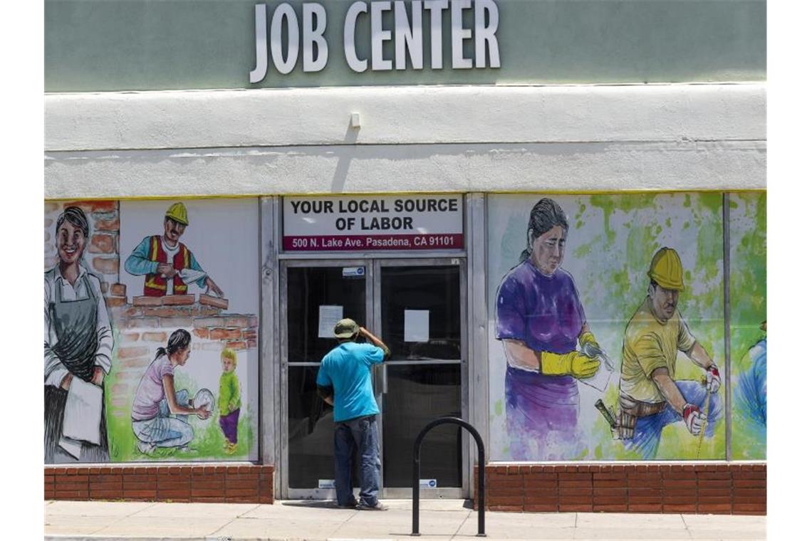 In den USA beantragen wieder mehr Menschen Arbeitslosenhilfe. Foto: Damian Dovarganes/AP/dpa