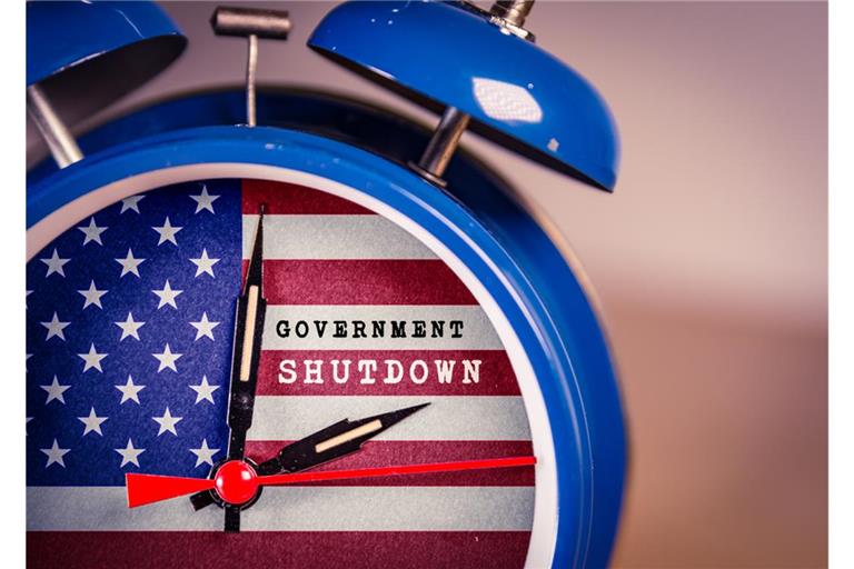 In den USA droht erneut ein Government Shutdown. Sie, was ein Shutdown bedeutet, welche Folgen drohen und warum aktuell Massenentlassungen im Raum stehen.