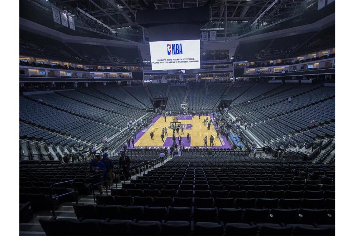 Was dem US-Sport durch die Corona-Krise verloren geht In den USA gehen dem Sport duch die Corona-Krise Milliarden verloren: Leeres Basketball-Stadion. Foto: Paul Kitagaki Jr./ZUMA Wire/dpa