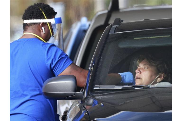 In den USA haben sich seit Beginn der Pandemie bislang mehr als 61,5 Millionen Menschen mit Sars-CoV-2 angesteckt. Foto: Joe Burbank/Orlando Sentinel/AP/dpa