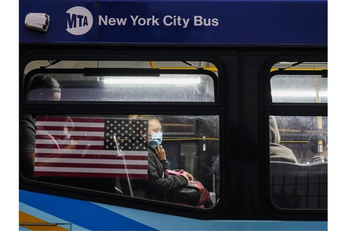 In den USA muss an Bord von Flugzeugen, Schiffen, Fähren, Zügen, U-Bahnen, Bussen, Taxis und ähnlichen Verkehrsmitteln nun ein Mund-Nasen-Schutz getragen werden. Foto: Frank Franklin Ii/AP/dpa