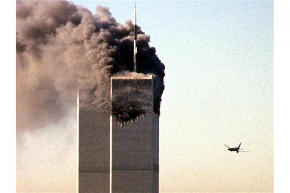 New York gedenkt mit Schweigeminute des 11. September In den USA werden beim schlimmsten Anschlag in der Geschichte des Terrorismus fast 3000 Menschen getötet. Islamisten steuern drei gekaperte Verkehrsmaschinen in das World Trade Center in New York und das Pentagon bei Washington. Eine vierte Maschine stürzt in Pennsylvania ab. Foto: Seth_Mcallister/AFP/dpa