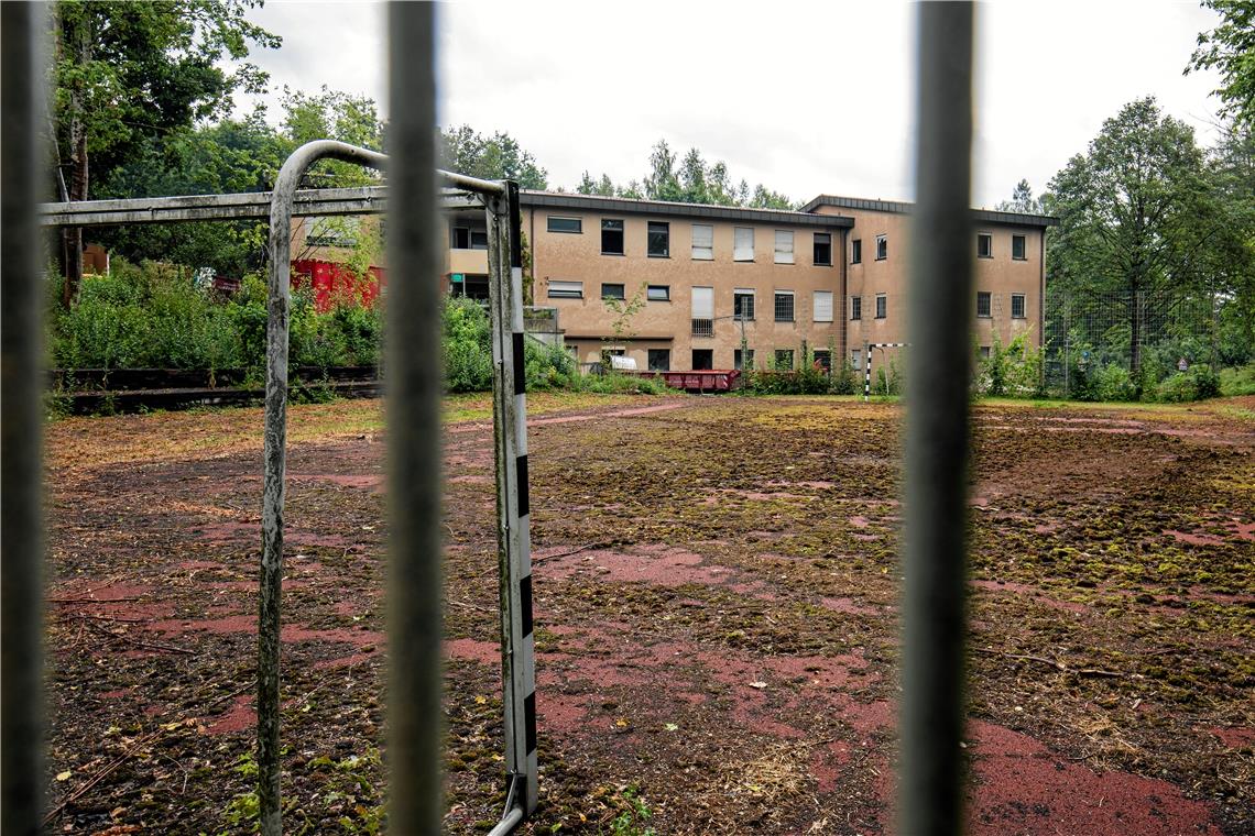 Nur die Hülle und das Dach bleiben In den vergangenen fünf Jahren stand der Gebäudekomplex leer und die Außenanlagen wurden weder genutzt noch gepflegt. Fotos: A. Becher