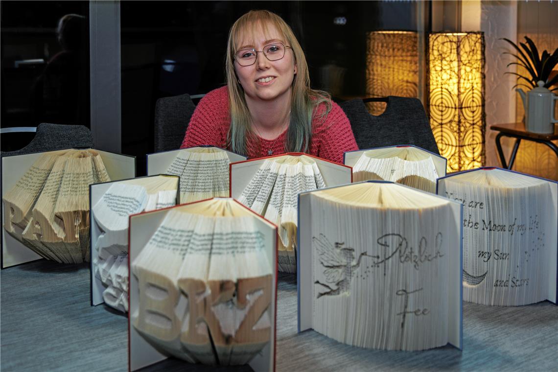 Dekobücher aus Murrhardt In den vergangenen Jahren hat Samantha Bäßler schon so einige Dekobücher gefaltet. Fotos: Stefan Bossow