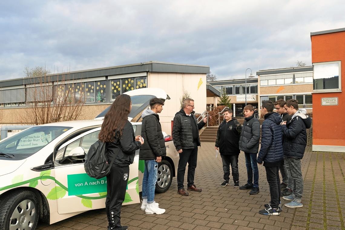 In den vergangenen Jahren hatte die Süwag stets spannende Recherche- und Interviewthemen zum Thema „Energie“ für Schüler parat, wie im Januar vergangenen Jahres den Besuch eines E-Autos in der GMS Sulzbach mit Süwag-Bezirksleiter Michael Meyle. Foto: J. Fiedler