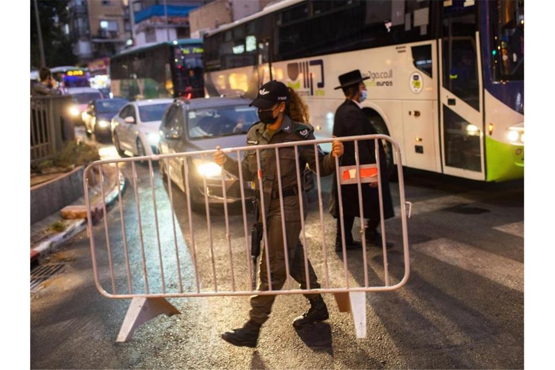 In den vergangenen Tagen waren bereits in vielen israelischen Städten und Ortschaften mit hohen Fallzahlen neue Einschränkungen verfügt worden. Foto: Oded Balilty/AP/dpa