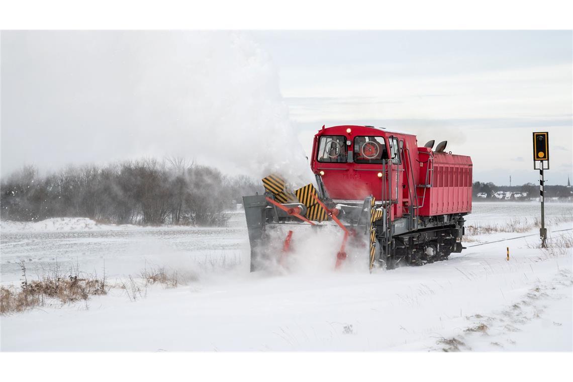 In den vergangenen Tagen waren Schneeverwehungen ein Problem für die Bahn - nun droht gefrierender Regen.