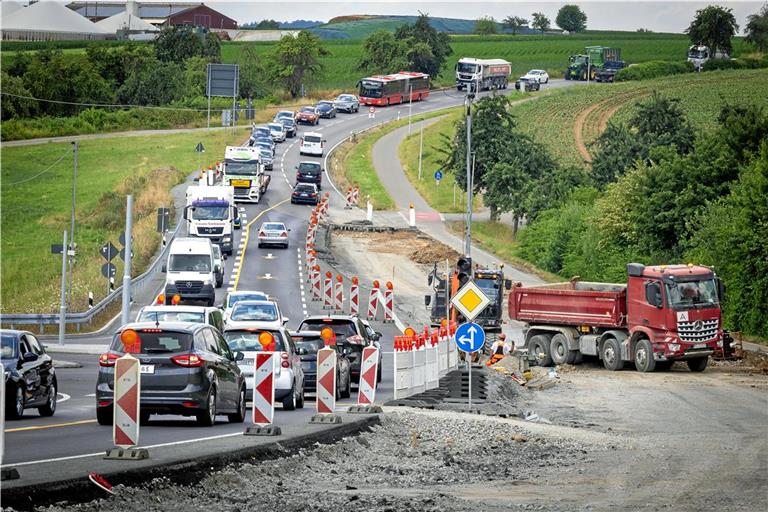 In den vergangenen Tagen waren Staus an der Krähenbachkreuzung Normalzustand. Jetzt sollen Verbesserungen her. Foto: Alexander Becher