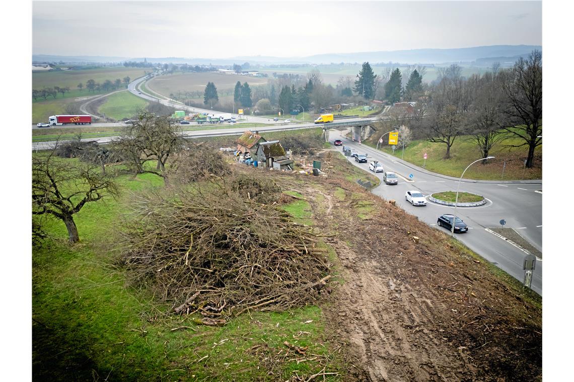 In den vergangenen Tagen wurde entlang der Aspacher Straße Tabula rasa gemacht, alle Bäume mussten weichen. Da alle Flächen für die neue Abfahrt benötigt werden, gibt es an dieser Stelle keinen Ersatz. Der Ausgleich erfolgt unter anderem entlang der Bundesstraße.