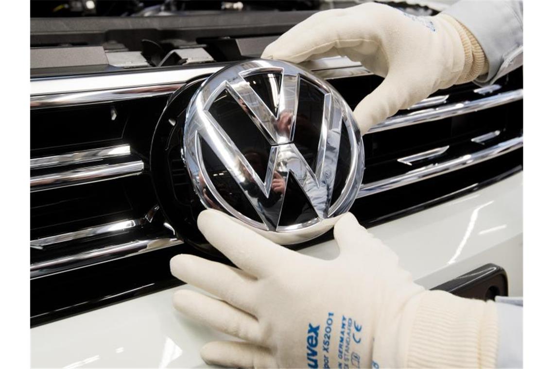 In den Verhandlungen zum neuen Haustarifvertrag bei Volkswagen gibt es einen Durchbruch. Foto: Julian Stratenschulte/dpa
