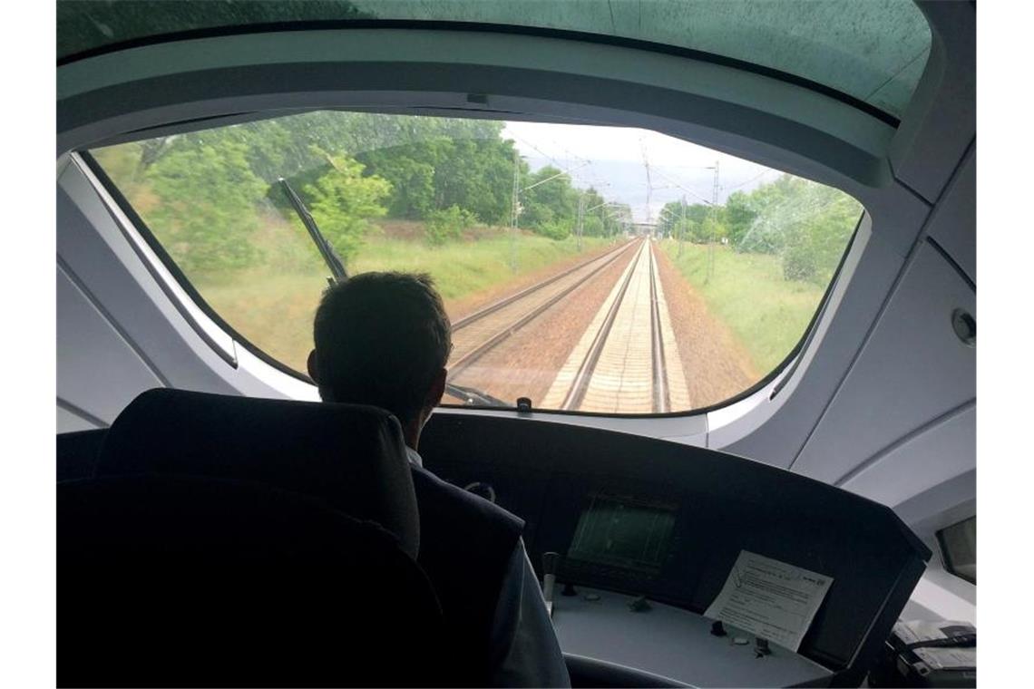 Bahn: GDL zögert Tarifverhandlungen weiterhin hinaus In den Verhandlungen zwischen GDL und Bahn ist keine Einigung in Sicht. Foto: Jan Woitas/dpa-Zentralbild/dpa