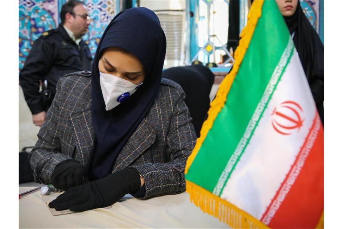 Konservative und Hardliner führen bei Parlamentswahl im Iran In den Wahllokalen trugen viele Wähler und Wahlbeobachter Masken. Im Iran sollen Berichten zufolge vier Patienten in den letzten 48 Stunden am Coronavirus gestorben sein. Foto: Rouzbeh Fouladi/ZUMA Wire/dpa