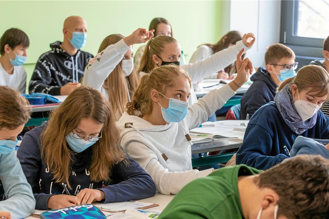 In den weiterführenden Schulen ist seit dem Wochenende das Tragen eines Mund-Nasen-Schutzes verpflichtend – so auch in der Klasse 9a des Gymnasiums in der Taus. Foto: A. Becher
