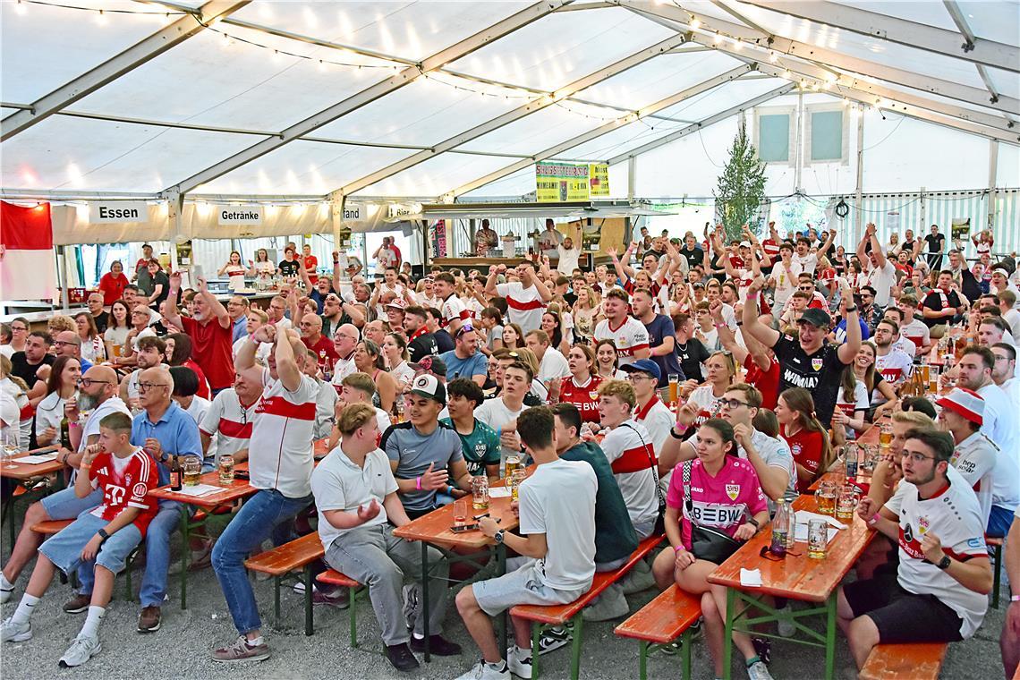 In der 1. Halbzeit ist die Stimmung super. Die Ebersberger Pokalnacht mit Public...
