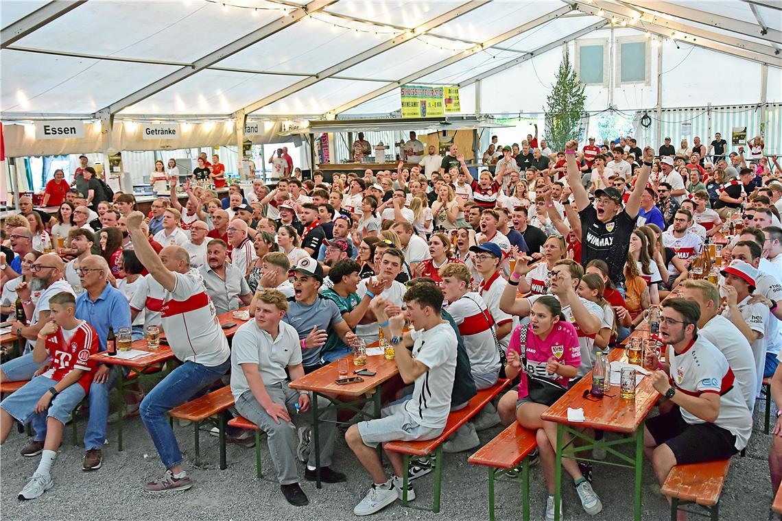 In der 1. Halbzeit ist die Stimmung super. Die Ebersberger Pokalnacht mit Public...