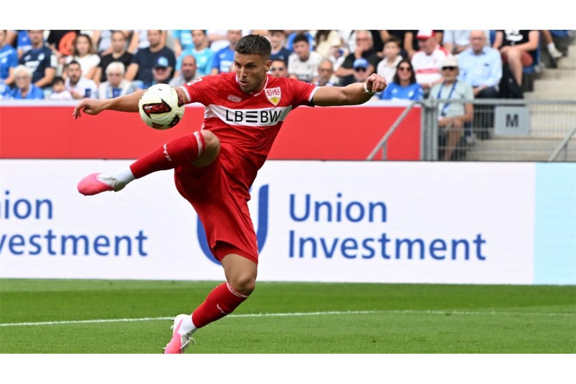In der 8. Minute hat Ermedin Demirovic die große Chance zur Führung. Oliver Baumann ist aber zur Stelle.