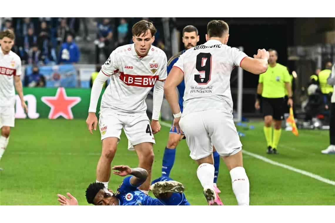 In der 90. Minute machte schließlich Ermedin Demirović (r.) mit seinem Treffer zum 3:0 endgültig den Deckel drauf...