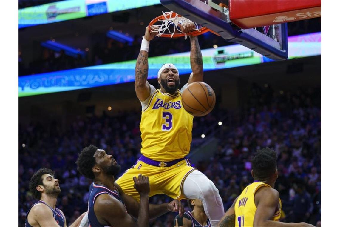 Lakers verlieren ohne Superstar James In der Abwesenheit von LeBron James überragte Anthony Davis mit 31 Punkten und zwölf Rebounds gegen die 76ers. Foto: Chris Szagola/FR170982 AP/dpa