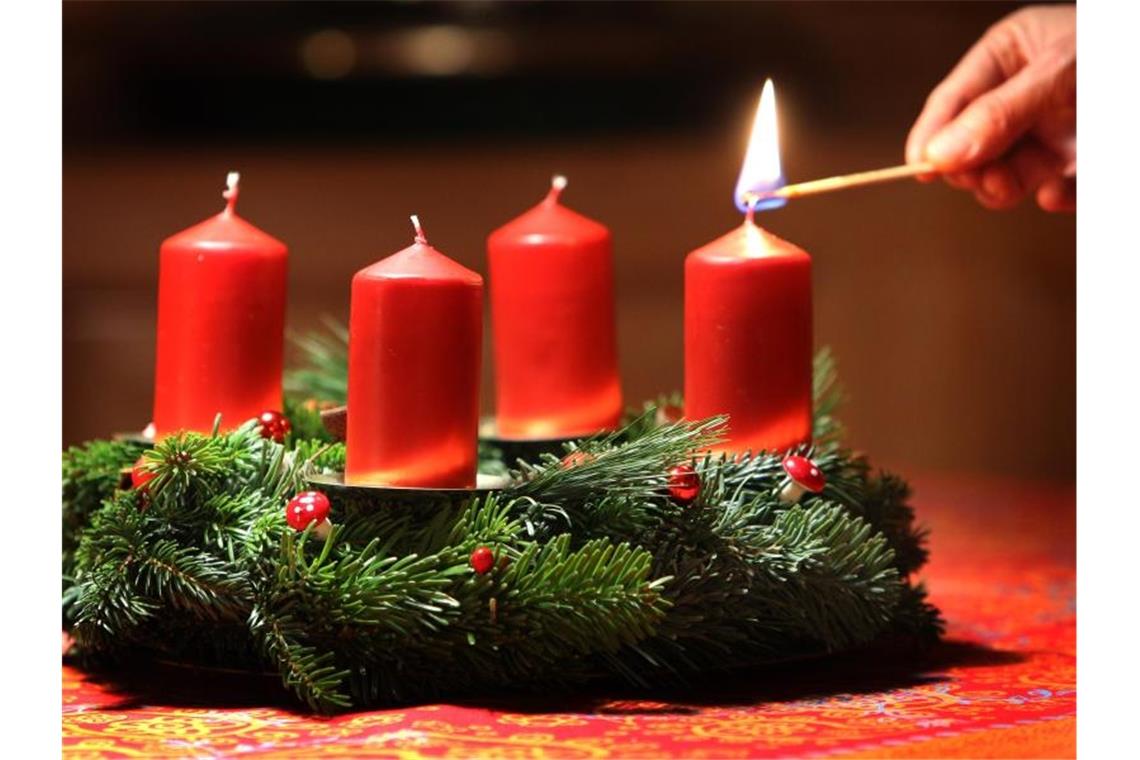 Initiative warnt vor Gefahren für Kinder in der Adventszeit In der Advents- und Weihnachtszeit kommt es immer wieder zu Unfällen mit Kerzen, offenem Feuer oder Wunderkerzen, bei denen sich Kinder verletzen. Foto: picture alliance / dpa