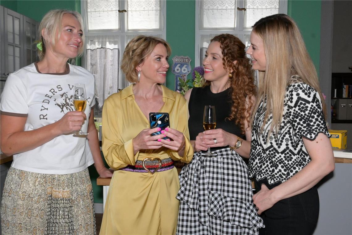 Heute kein „GZSZ“ und „Alles was zählt“ bei RTL In der aktuellen GZSZ-Folge genießt Nina (Maria Wedig, 2.v.r.) ihren Geburtstag mit ihren Freundinnen Maren (Eva Mona Rodekirchen, l.), Yvonne (Gisa Zach, 2.v.l.) und Jessica (Nina Ensmann).