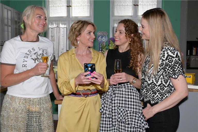 In der aktuellen GZSZ-Folge genießt Nina (Maria Wedig, 2.v.r.) ihren Geburtstag mit ihren Freundinnen Maren (Eva Mona Rodekirchen, l.), Yvonne (Gisa Zach, 2.v.l.) und Jessica (Nina Ensmann).