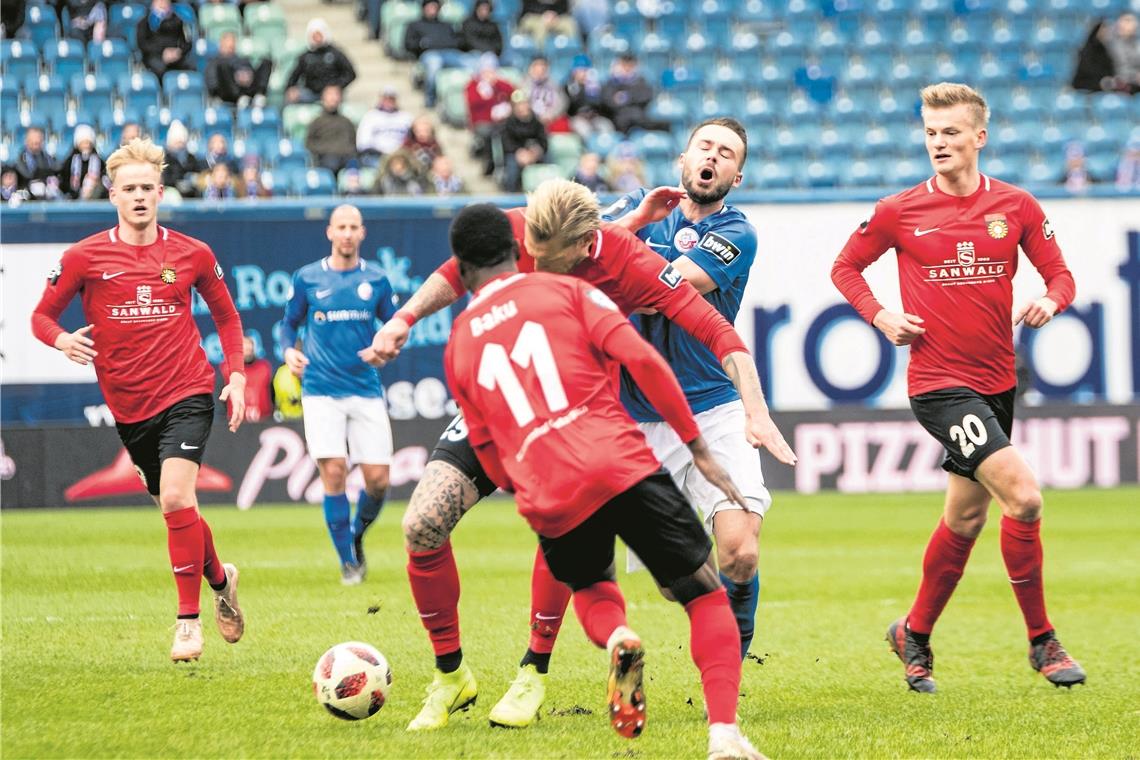 In der Anfangsphase hatten die Aspacher um Kai Gehring (am Ball gegen Pascal Breier) einige brenzlige Situationen zu überstehen. Foto: S. Gelhot