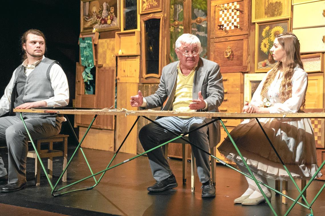 Vorhang auf: Welttheatertag im Raum Backnang In der Aufführung von E.T.A. Hoffmanns „Der Goldne Topf“ spielt Ralf Kleinpeter (Mitte) Konrektor Paulmann. Foto: Alexander Becher