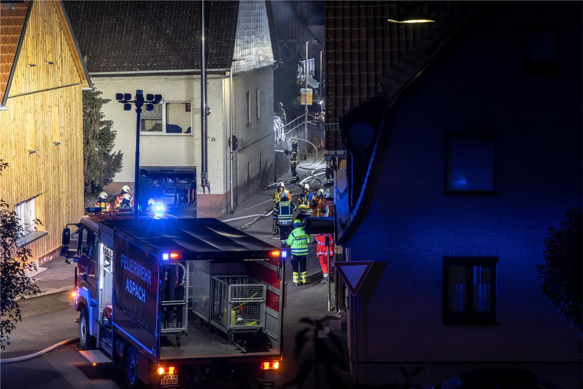 In der August-Lämmle-Straße in Rietenau hat ein Zimmerbrand einen großen Feuerwehreinsatz ausgelöst. Foto: Dietmar van der Linden