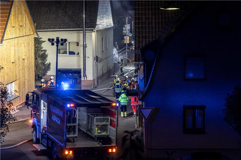 In der August-Lämmle-Straße in Rietenau hat ein Zimmerbrand einen großen Feuerwehreinsatz ausgelöst. Foto: Dietmar van der Linden