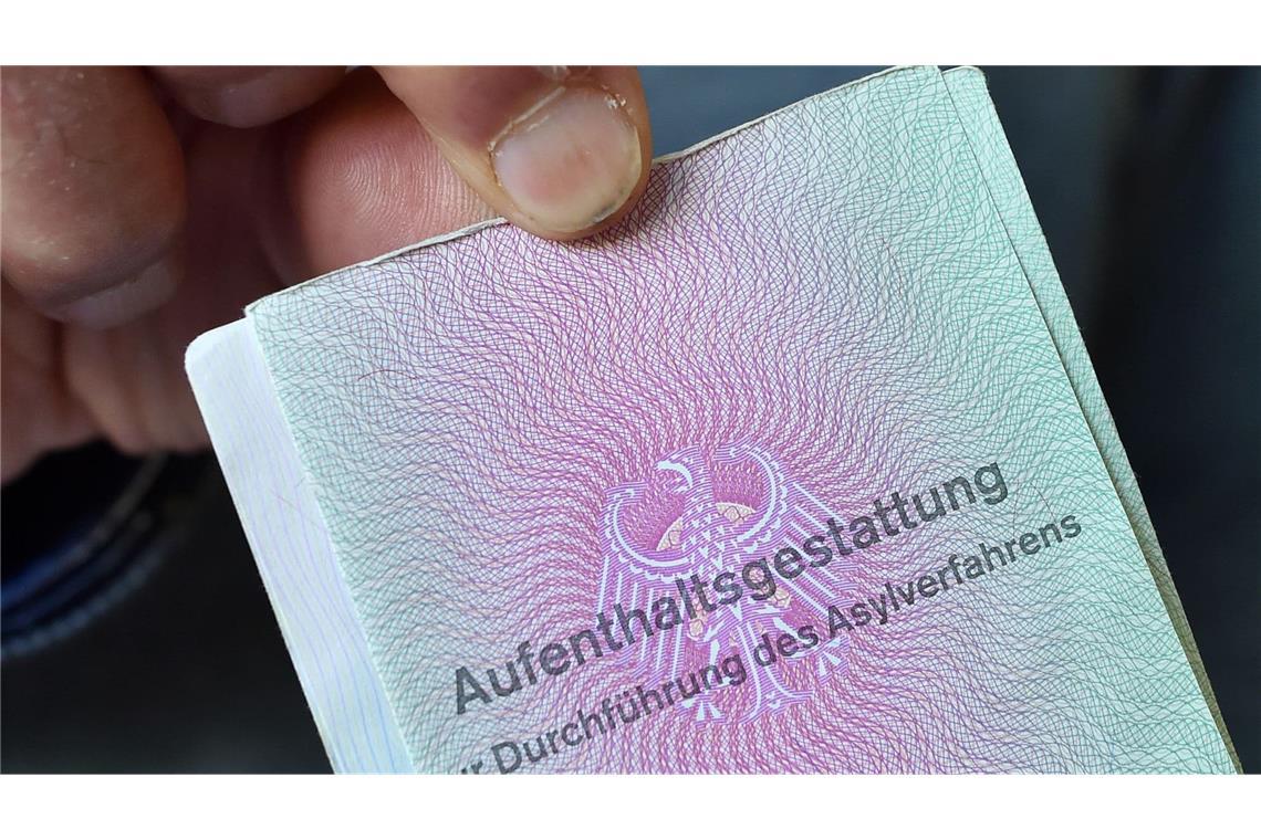 In der Ausländerbehörde in Heilbronn kommt seit Anfang Oktober auch eine KI-Software zum Einsatz. (Symbolbild)