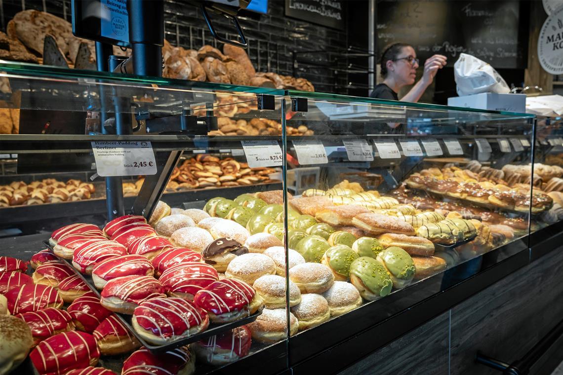In der Auslage der Bäckerei Maurer in Backnang liegen neben dem Klassiker verschiedene Spezialberliner. Fotos: Alexander Becher