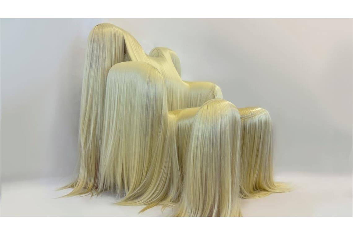 In der Ausstellung „A-Z“ mit Werken von Studierenden der Kunstakademie Stuttgart in der Staatsgalerie Stuttgart gezeigt: Krownis Installation „I'd wanna be me too“, 2026