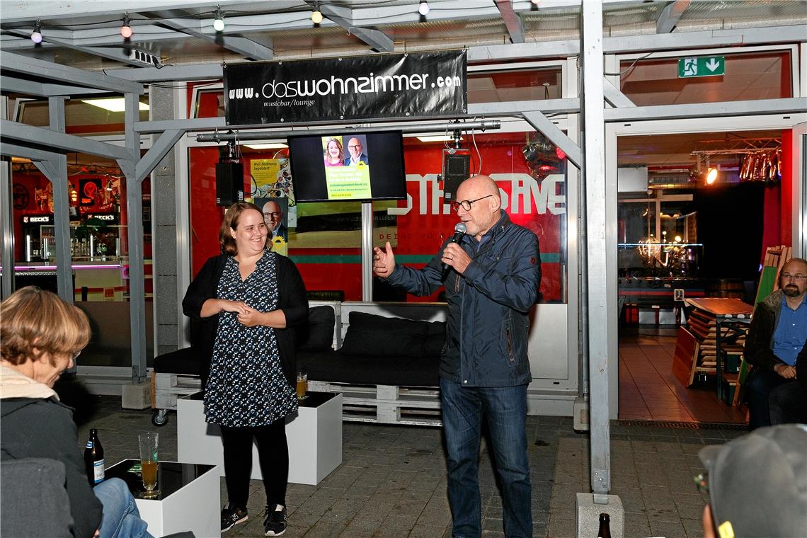 In der Backnanger Bar „das Wohnzimmer“ stellen sich Ricarda Lang und Winfried Hermann den vielen Fragen der Zuhörer. Foto: J. Fiedler