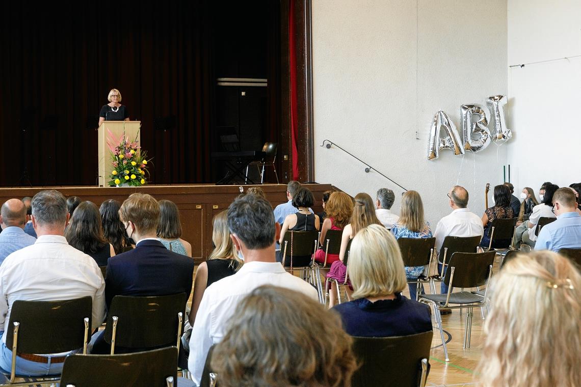 Jede Abschlussklasse feiert anders In der Backnanger Stadthalle haben die Schülerinnen und Schüler des Max-Born-Gymnasiums am Montag ihre Zeugnisse erhalten. Schulleiterin Sonja Conrad hielt eine Rede.Foto: J. Fiedler