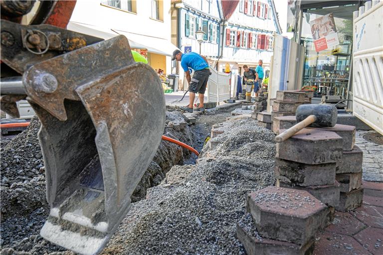 In der Backnanger Uhlandstraße wird diese Woche Glasfaserkabel verlegt. Foto: A. Becher