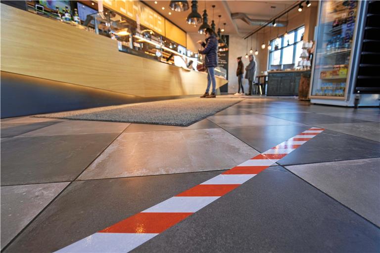In der Bäckerei Übele in Oppenweiler zeigen Markierungen auf dem Boden, welche Abstände eingehalten werden sollen. Foto: A. Becher