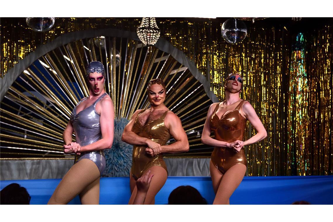 Die Münchner Kommissare ermitteln unter Dragqueens In der Bar Rainbow im Münchner Bahnhofsviertel treten drei Dragqueens auf, von links: Peekabou (Meik van Severen), Menora (Bozi Kocevski) und Tulip (Patrice Grießmeier).
