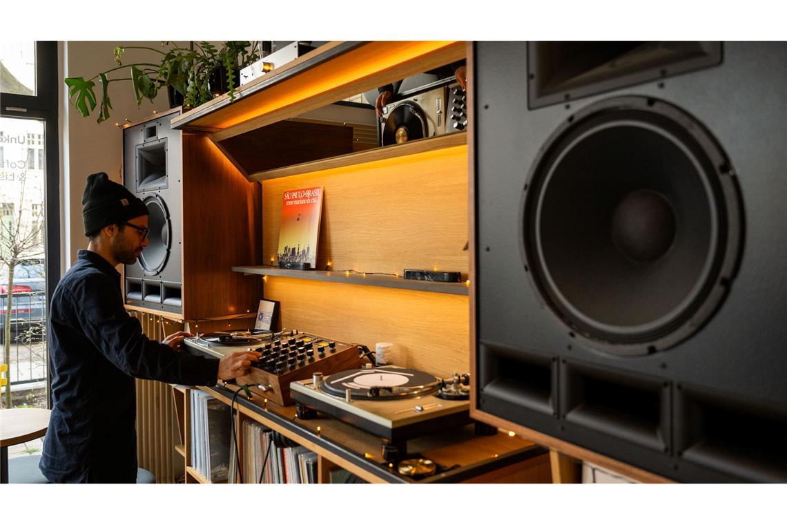 In der Bar Unkompress werden ausschließlich Schallplatten gespielt.